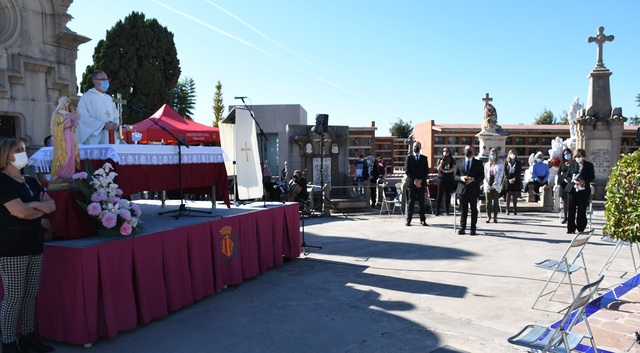 Misa en el cementerio con motivo de la festividad de Todos los Santos