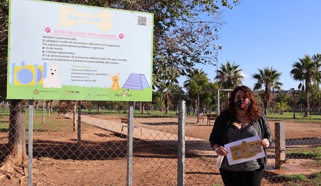 La concejala Miriam Caravaca presenta la campaña contra la suciedad de las mascotas en la vía pública