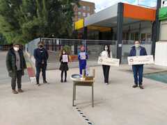 Entrega del premio Juguetes con mucha vida a alumnas del colegio Consolacin