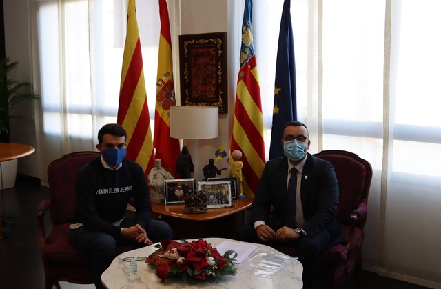 Reunió de l'alcalde amb Iker Martín, membre de l'associació Equipo Europa  