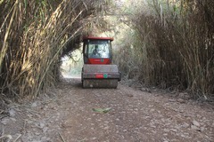 Reparacin de caminos en el ro Mijares