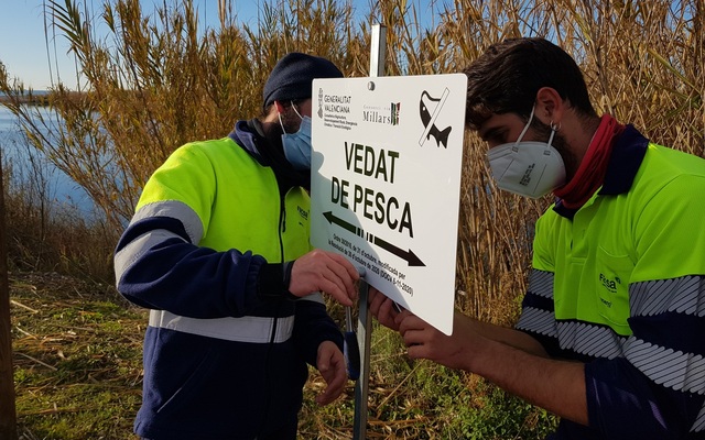 Instalacin de seales para advertir de los cotos de pesca en el Mijares