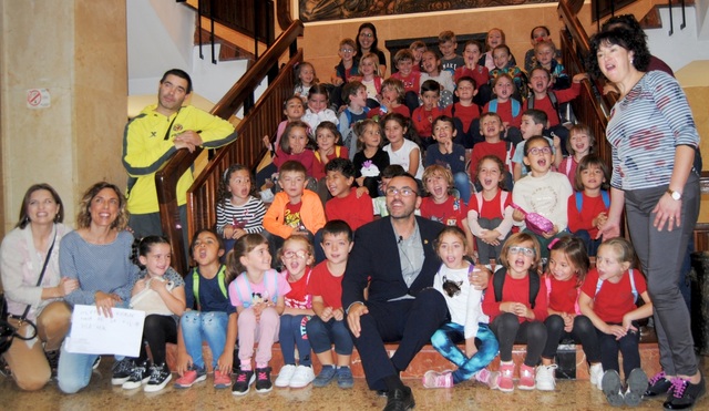 Fotografa de archivo de la visita de los escolares del colegio Po XII al Ayuntamiento para entregar la carta al alcalde