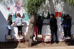 Mural de Tradiciones en el colegio Po XII