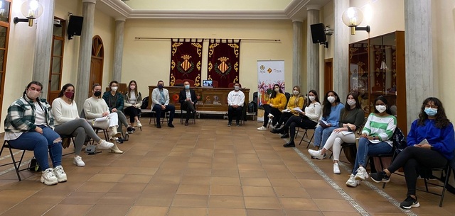 Reunin de la Junta de Fiestas con las cortes de Carmen Rubert y Mara Carmona