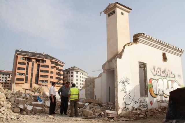 La demolici del pou del Remei de les Solaes dna continutat a l'obertura de l'avinguda de Frana