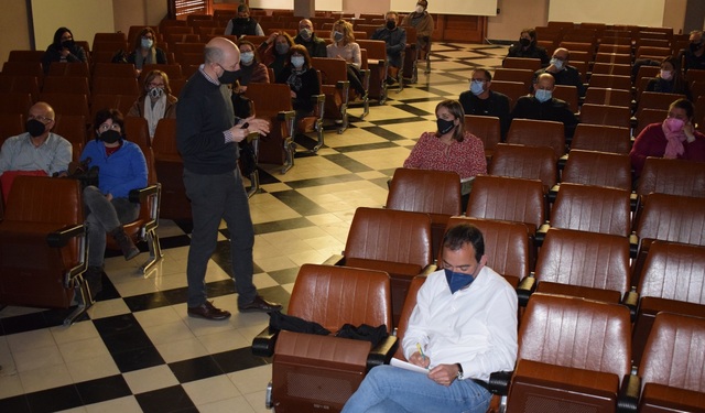 Reunin con establecimientos para explicar el proyecto de la tarjeta Fem poble