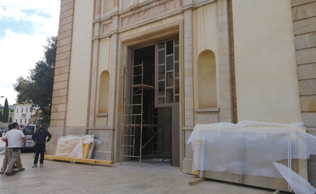 Treballs d'instal·lació de la nova porta de la basílica de sant Pasqual _1