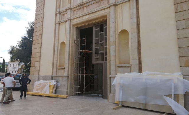 Trabajos de instalacin de la nueva puerta de la baslica de san Pascual_1