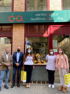 Visita a los comercios participantes en el concurso de escaparates con motivo de san Pascual_1