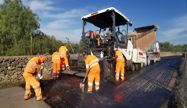 Treballs d'asfaltat de camins rurals 