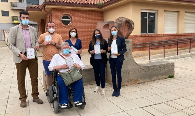 Reparto del cuento de Acudim en el colegio Botnic Calduch