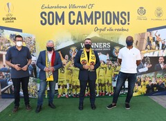 Visita al mural commemoratiu del triomf del Villarreal CF a l'Europa League