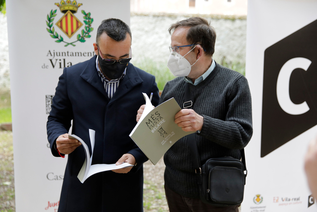 L'escultor i poeta Marcelo Daz, junt a l'alcalde de Vila-real, Jos Benlloch. 