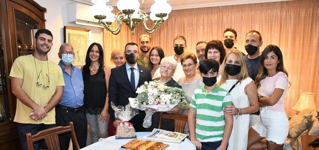 El alcalde felicita a Catalina Almagro en su centenario