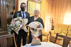 El alcalde felicita a Catalina Almagro en su centenario_1