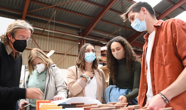 Visita de los alumnos de la EASD a la empresa Robles _2