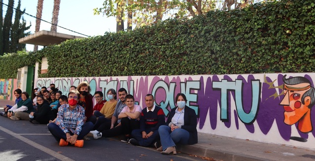 L'alumnat de la Panderola pinta un mural per la integraci