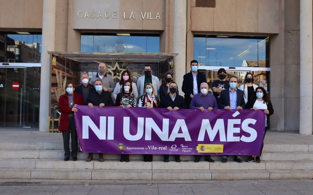 Minuto de silencio para condenar el asesinato de una mujer en Elche