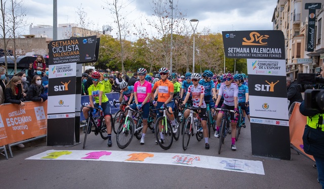 Salida de la Setmana Ciclista Valenciana desde Vila-real