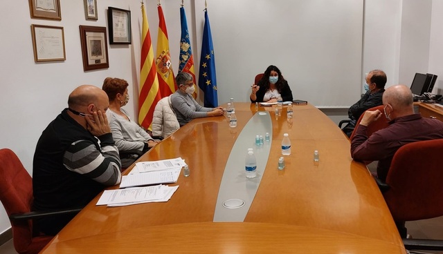 Miriam Caravaca es reuneix amb l'associaci de vens de la Bassa del Poble