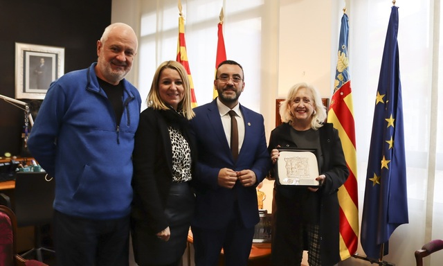 El alcalde recibe a la funcionaria Isabel Piñón con motivo de su jubilación 