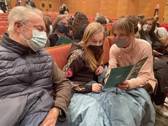 Gent a l'auditori preparada per a veure els curts (5)