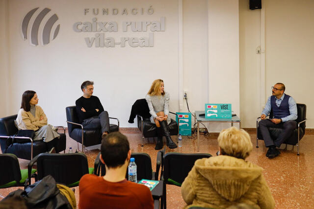 Las actrices Candela Pradas y Claudia Pellicer, el actor Sergio Caballero, y el moderador, David Collado