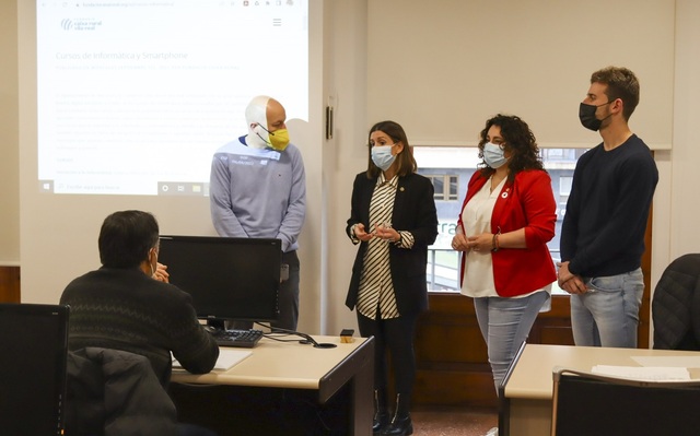 Miriam Caravaca i Noelia Sambls han visitat als participants en el curs d'alfabetitzaci digital