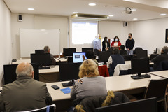 Miriam Caravaca y Noelia Sambls han visitado a los participantes en el curso de alfabetizacin digital_1