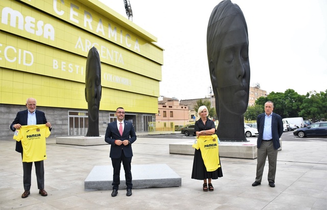 Imagen de archivo de la inauguración de las esculturas de Jaume Plensa en la plaza del Estadio de la Cerámica