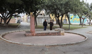 Xus Madrigal i Marcelo Díaz visiten l'escultura de l'artista al jardí al costat del pavelló Sebastián Mora