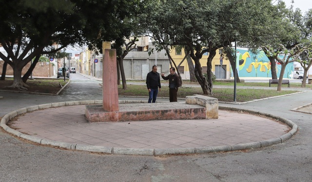 Xus Madrigal i Marcelo Daz visiten l'escultura de l'artista al jard al costat del pavell Sebastin Mora