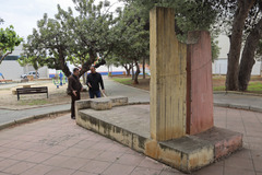 Xus Madrigal y Marcelo Daz visitan la escultura del artista en el jardn junto al pabelln Sebastin Mora_1