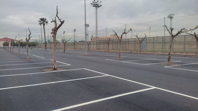 Asfaltado de las zonas de aparcamiento en la Ciutat Esportiva Municipal