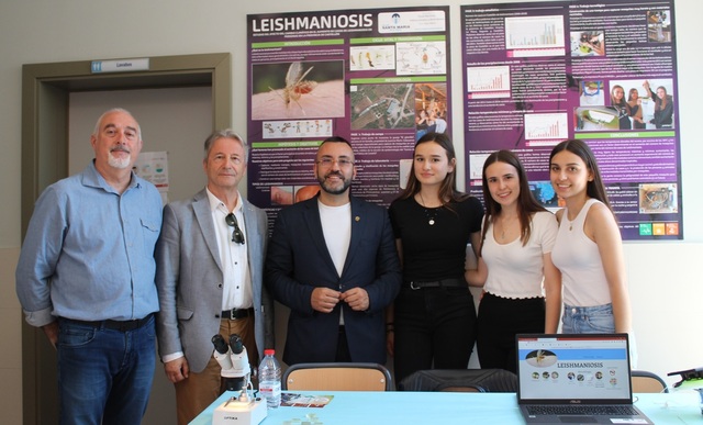 El alcalde visita la II Feria de la Ciencia del colegio Santa Mara