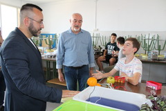 El alcalde visita la II Feria de la Ciencia del colegio Santa Mara_2