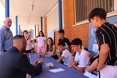 El alcalde visita la II Feria de la Ciencia del colegio Santa María_3