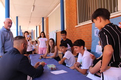 El alcalde visita la II Feria de la Ciencia del colegio Santa Mara_3