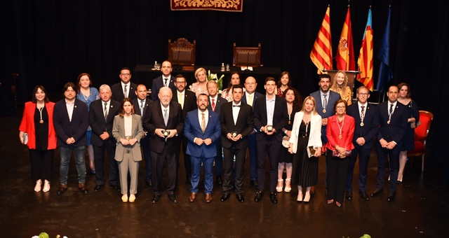 Entrega de la Medalla de Oro a Pau Torres, Sebastin Mora y Jos Manuel Llaneza_3