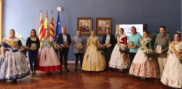 L'alcalde, Diego Vila i representants de la Junta de Festes amb la reina i dames de 2022