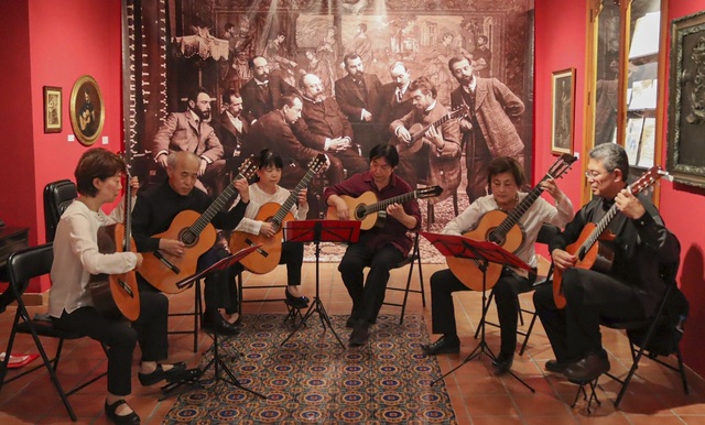 Visita del guitarrista japonés Takeshi Tezuka y sus alumnos a la sala Tárrega del Museo de la Ciudad 