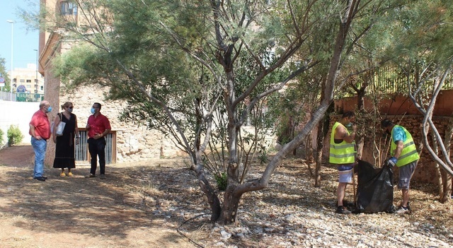 Imatge d'arxiu de la neteja de l'entorn del Mol la Vila dins del programa de l'atur agrari