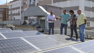L'alcalde visita els nous panells solars en el col·legi Cervantes