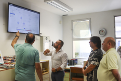 L'alcalde visita els nous panells solars en el collegi Cervantes_1