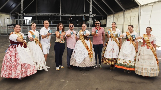 Campaa de reparto de vasos reciclables en las fiestas de la Virgen de Gracia_1