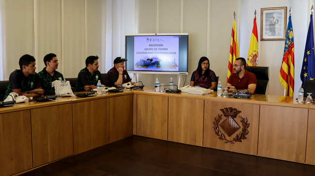 Benlloch recibe el grupo de teatro colombiano Tchyminigagua, que acta en las fiestas de Vila-real en el marco de la suya gira mundial