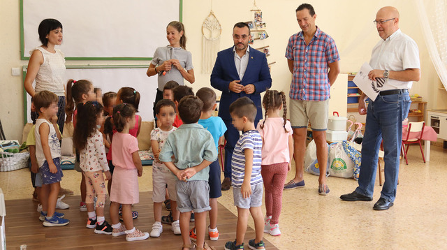 Benlloch visita el colegio Pascual Nácher con motivo de la vuelta a las aulas de 4.540 niños y niñas en Vila-real