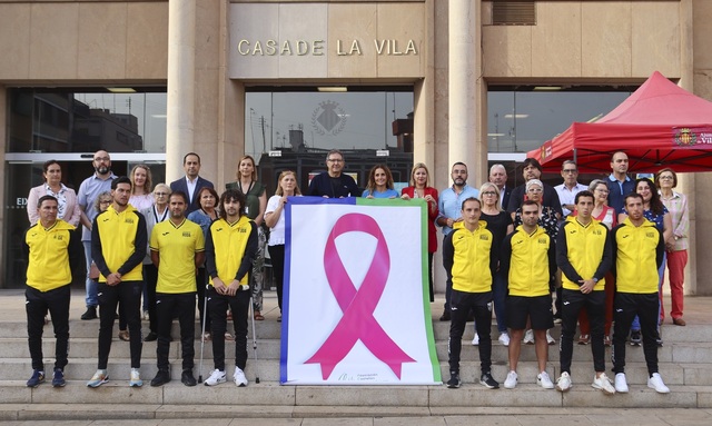 Pancarta commemorativa del Dia Internacional del Cncer de Mama 