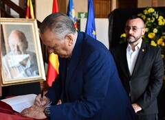 El alcalde y Roig firman en el libro de condolencias de José Manuel Llaneza 